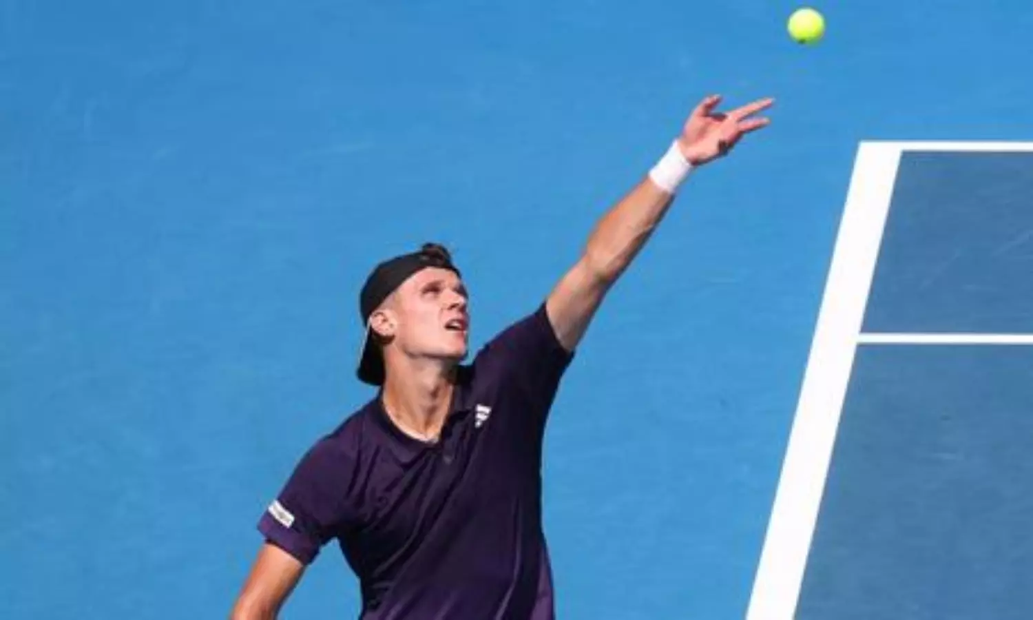 Jakub Mensik beats Sebastian Baez to lift Auckland Classic title