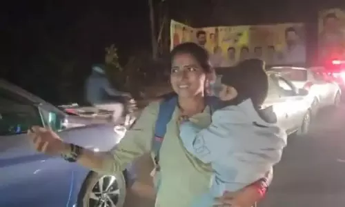 Andhra woman cop manages traffic jam holding baby in arms