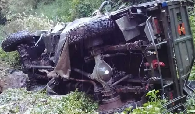 J&K: 10 soldiers killed, 10 injured as army vehicle falls into gorge J&K: 10 soldiers killed, 10 injured as army vehicle falls into gorge