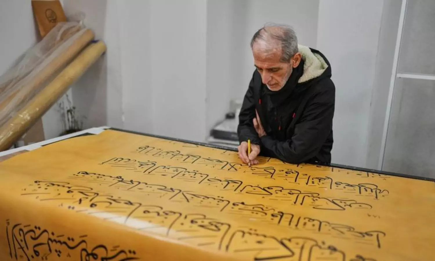 Iraqi calligrapher finishes handwritten Quran, ends 6 yrs of artistry