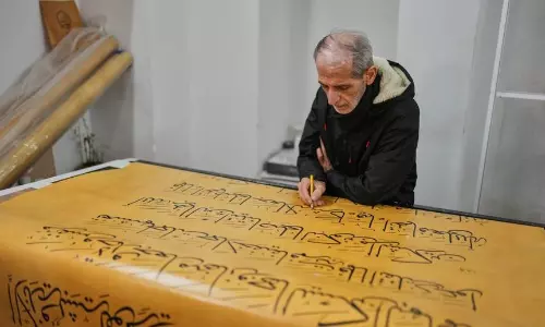 Iraqi calligrapher finishes handwritten Quran, ends 6 yrs of artistry