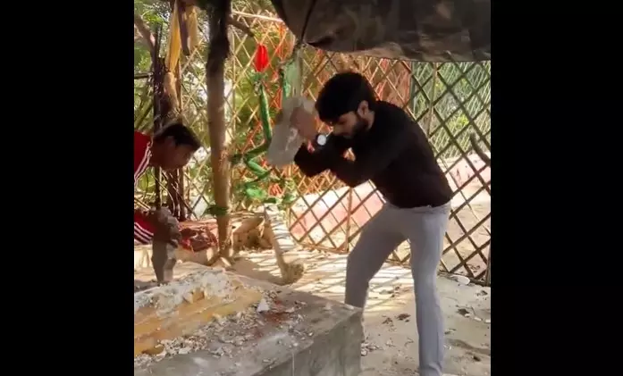 Hindutva extremists destroy Muslim shrine in Delhi’s Yamuna Ghat Hindutva extremists destroy Muslim shrine in Delhi’s Yamuna Ghat