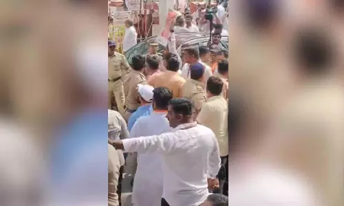 9 injured in Congress-BJP clash over Tipu Sultan praise; Congress accuses BJP of double standards 9 injured in Congress-BJP clash over Tipu Sultan praise; Congress accuses BJP of double standards