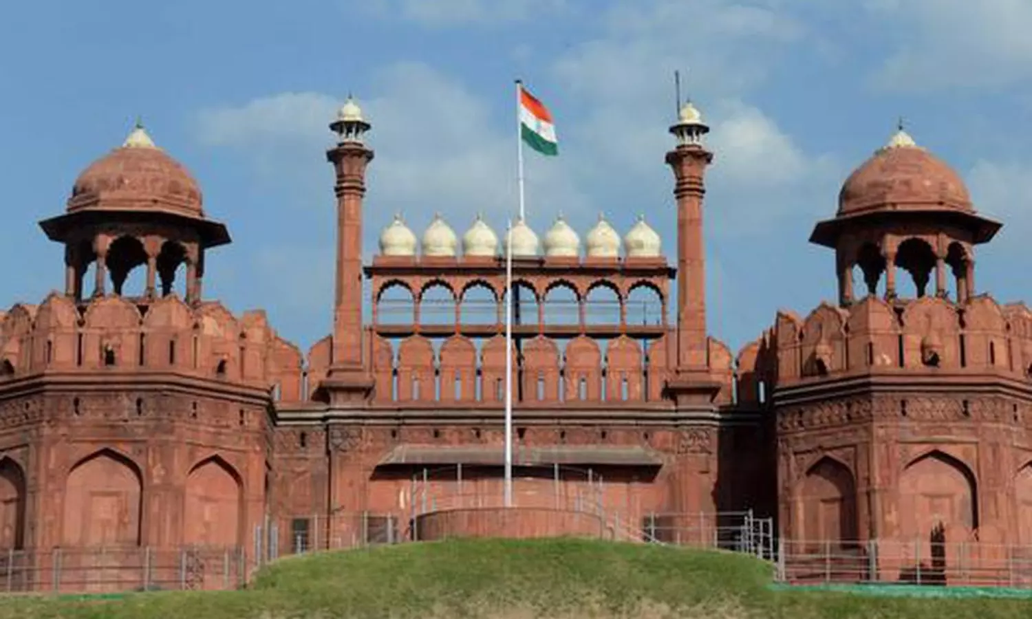 Explosion threat: Delhi admin heightens security around Red Fort