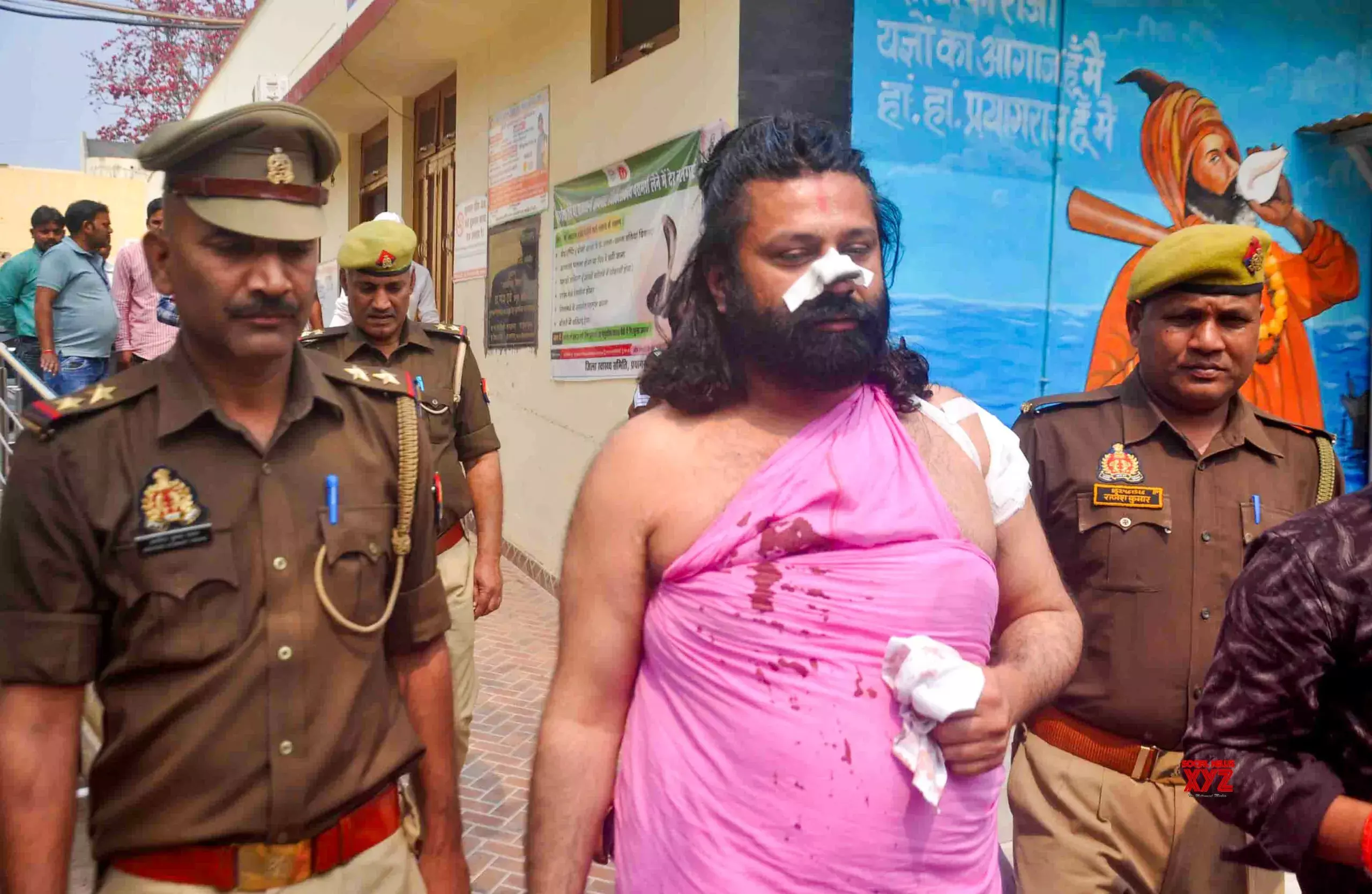 UP: Man who filed POCSO complaint against Avimukteshwaranand attacked on train UP: Man who filed POCSO complaint against Avimukteshwaranand attacked on train