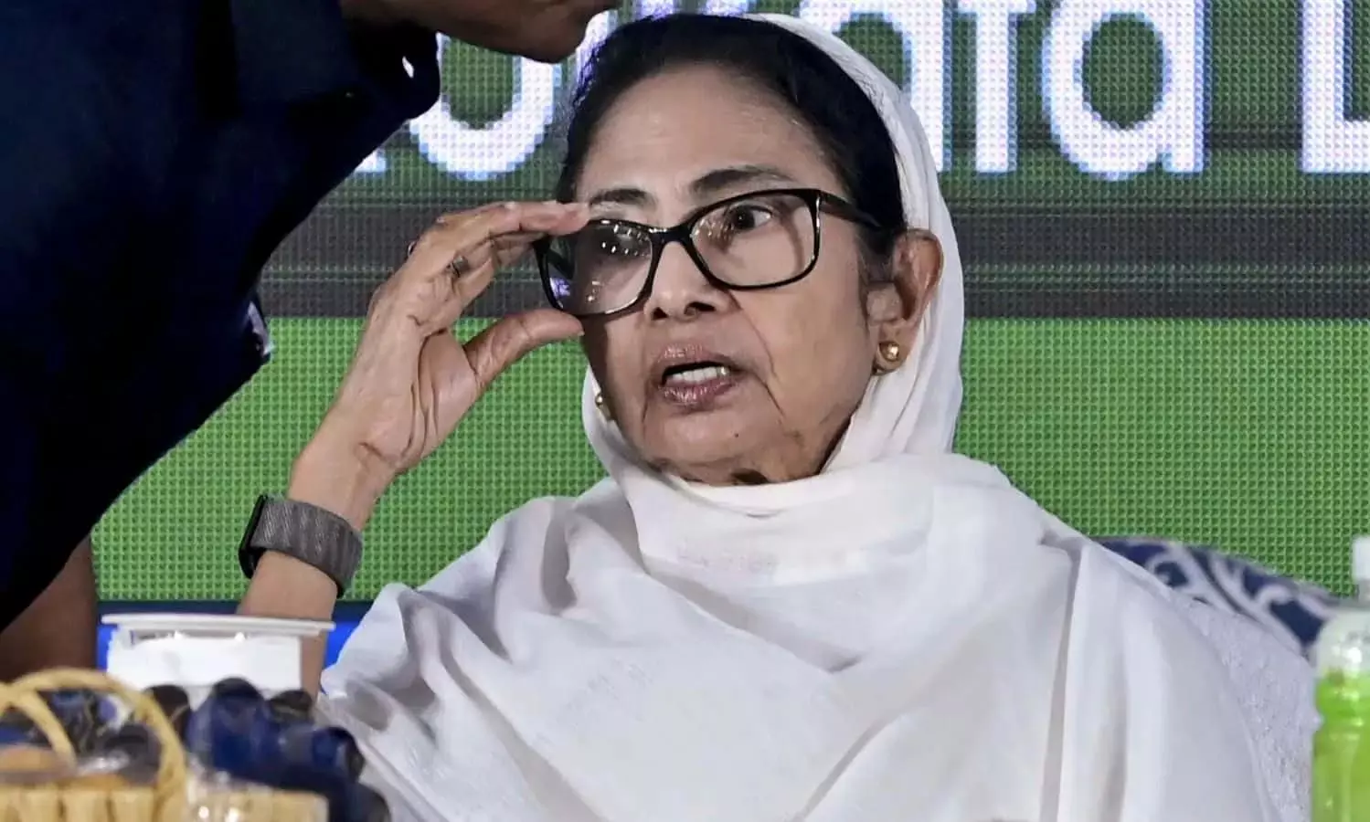 Mamata hikes purohit, muezzin honorarium to Rs 2,000; clears DA arrears ahead of poll announcement Mamata hikes purohit, muezzin honorarium to Rs 2,000; clears DA arrears ahead of poll announcement