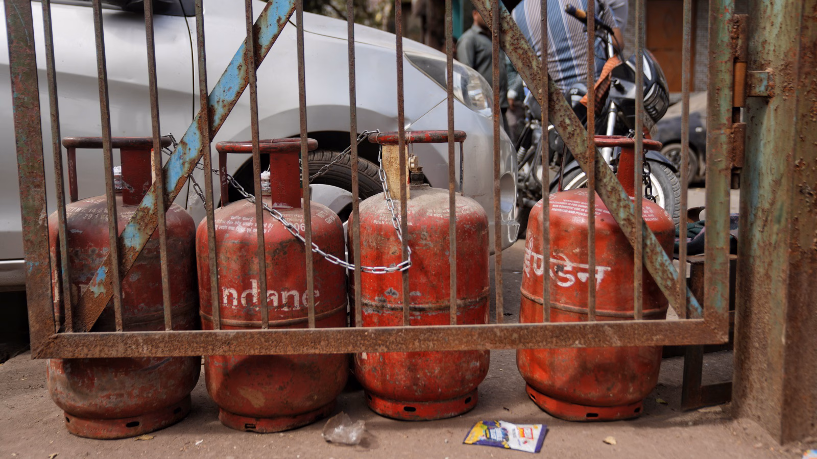 Delhi bans direct sale of LPG from godowns, warns of strict action