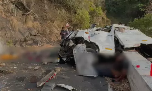 Mini van plunges off hairpin on Valparai: 9 Keralites dead