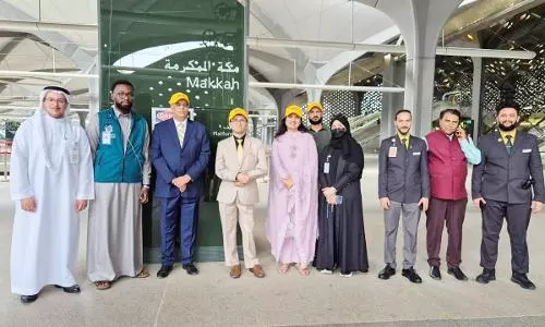 Indian envoy reviews Haj preparations, welcomes first pilgrims in Makkah