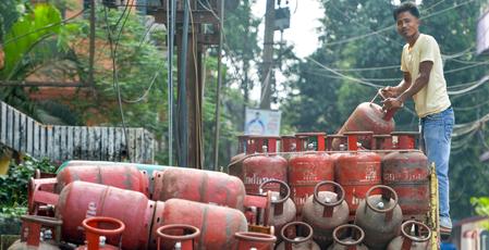 Rs 993 hike in Commercial LPG rates, no change for household gas consumers