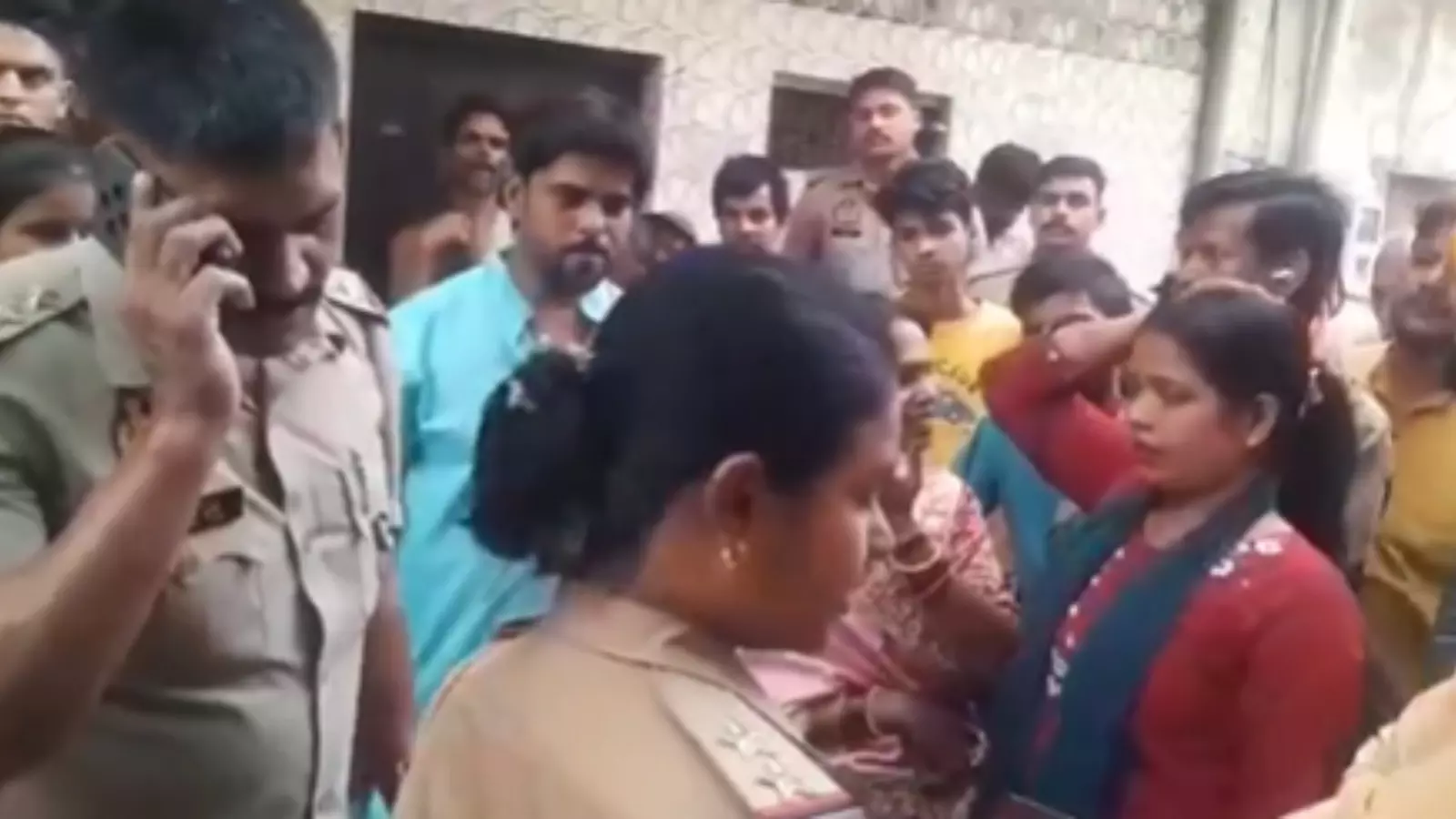 Hindutva group protests Eid al-Adha prayers at Taj Mahal Hindutva group protests Eid al-Adha prayers at Taj Mahal