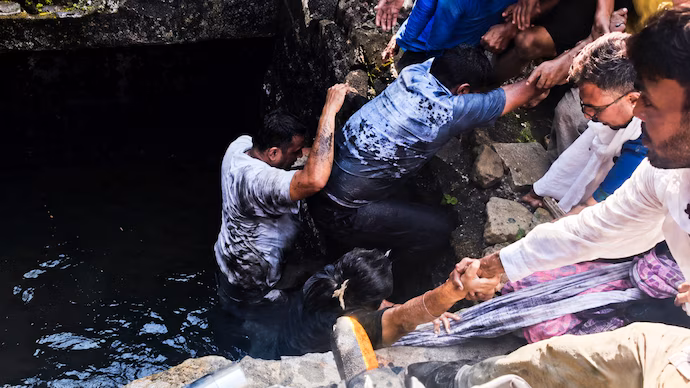 UP: BEd aspirants fall into sewage drain after slab collapse UP: BEd aspirants fall into sewage drain after slab collapse