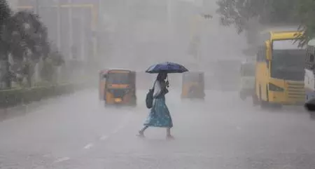 Kerala witnesses heavy rains, strong winds; red alert in Calicut Kerala witnesses heavy rains, strong winds; red alert in Calicut