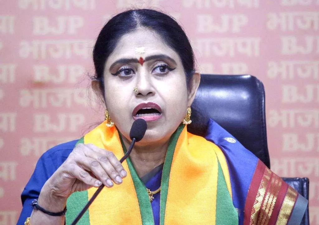 Former TN MLA Vijayadharani joins TVK after quitting BJP Former TN MLA Vijayadharani joins TVK after quitting BJP
