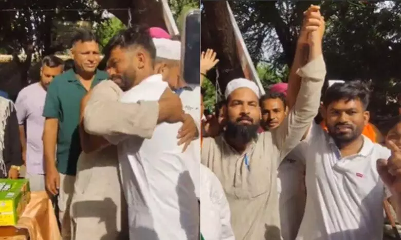 Dipke thanks volunteer Mohammed Junaid for feeding protesters on Day 3 of CJP protest Dipke thanks volunteer Mohammed Junaid for feeding protesters on Day 3 of CJP protest