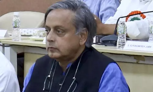 Tharoor raises Congress leaderships eyebrows, once again Tharoor raises Congress leaderships eyebrows, once again