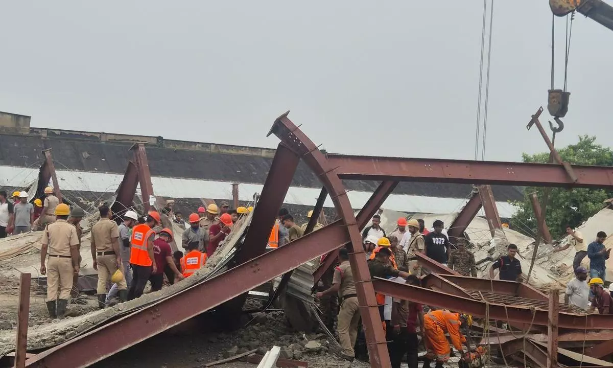 5 killed in Kolkata warehouse collapse, several workers feared trapped 5 killed in Kolkata warehouse collapse, several workers feared trapped