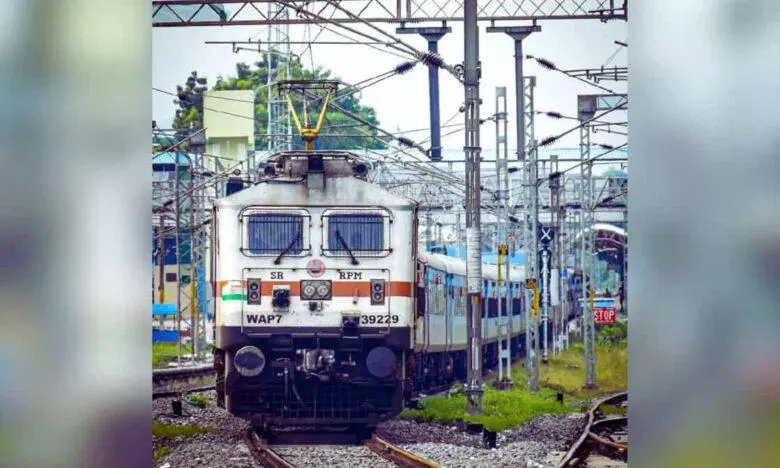 Heavy rain and landslides cut Mumbai–Pune links, halt trains and close expressway Heavy rain and landslides cut Mumbai–Pune links, halt trains and close expressway