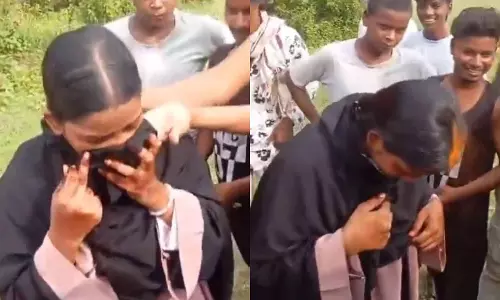 Video: Muslim woman forced to remove niqab, wear sindoor in Bihar Video: Muslim woman forced to remove niqab, wear sindoor in Bihar