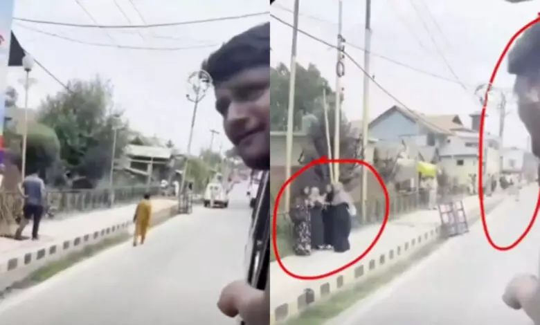 Video shows Amarnath pilgrims chanting Har Har Mahadev at hijabi women Video shows Amarnath pilgrims chanting Har Har Mahadev at hijabi women