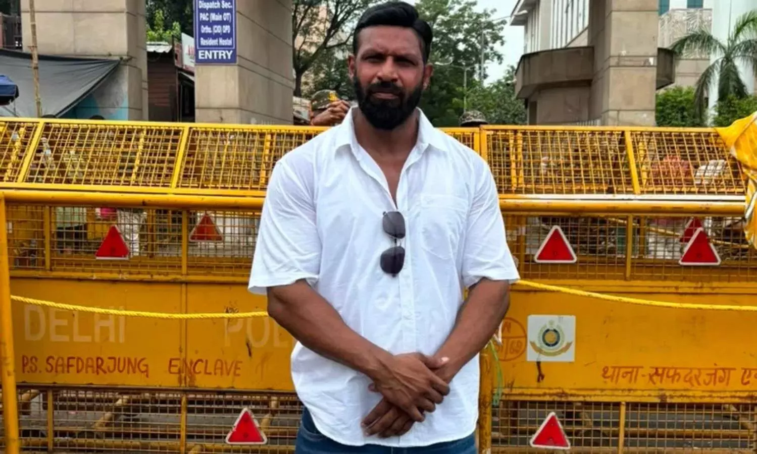 ‘I came to support Sonam Sir’: ‘Mohammad Deepak’ joins crowd outside Safdarjung hospital, calls it a “dark time” for the country ‘I came to support Sonam Sir’: ‘Mohammad Deepak’ joins crowd outside Safdarjung hospital, calls it a “dark time” for the country