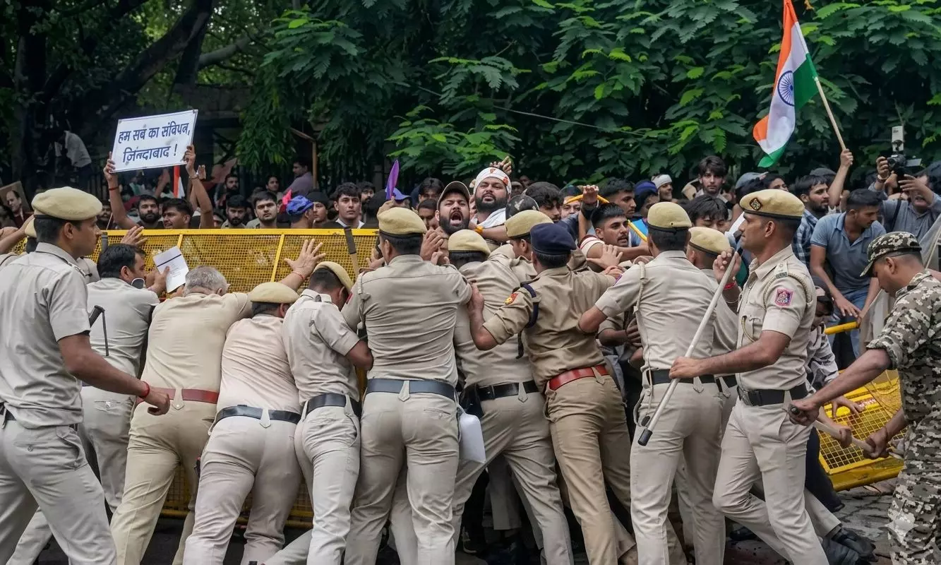 Jantar Mantar erupts; chaos as police lathi charge CJP protesters Jantar Mantar erupts; chaos as police lathi charge CJP protesters