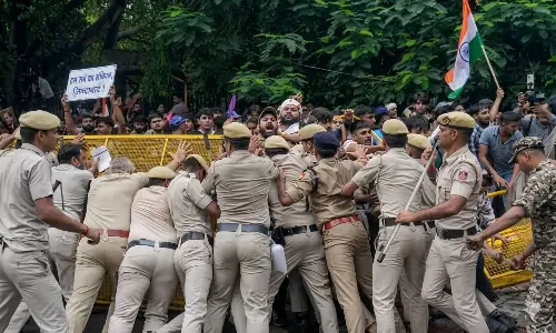 Jantar Mantar erupts; chaos as police lathi charge CJP protesters Jantar Mantar erupts; chaos as police lathi charge CJP protesters