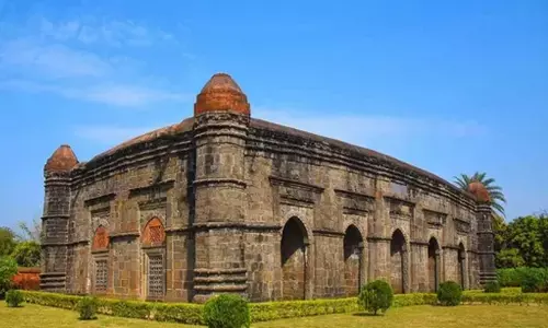 Hindutva group plans to install Shiv Ling at historic Bengal mosque Hindutva group plans to install Shiv Ling at historic Bengal mosque