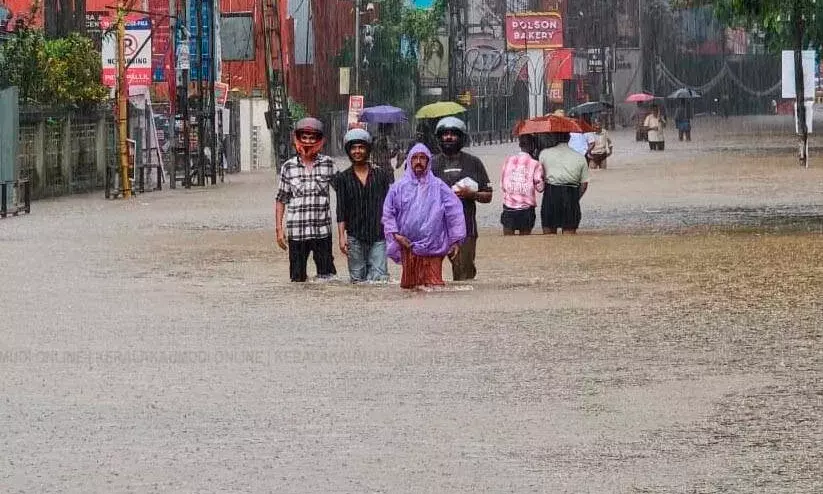 Heavy rain lashes Kerala; schools shut in 9 dists; Yellow alert issued Heavy rain lashes Kerala; schools shut in 9 dists; Yellow alert issued
