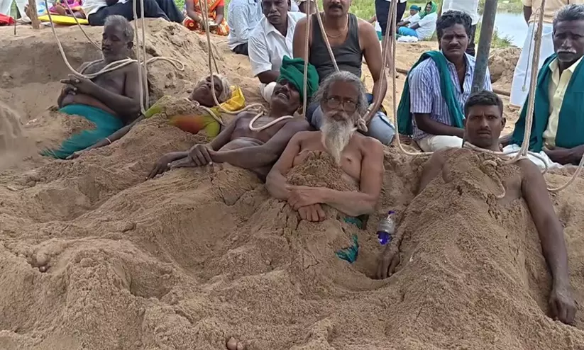 Tamil Nadu farmers bury themselves in sand demanding Kaveri water Tamil Nadu farmers bury themselves in sand demanding Kaveri water