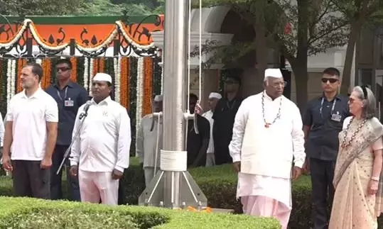 Congress HQ Independence Day event sees full Vande Mataram sung despite leadership push for shorter version Congress HQ Independence Day event sees full Vande Mataram sung despite leadership push for shorter version