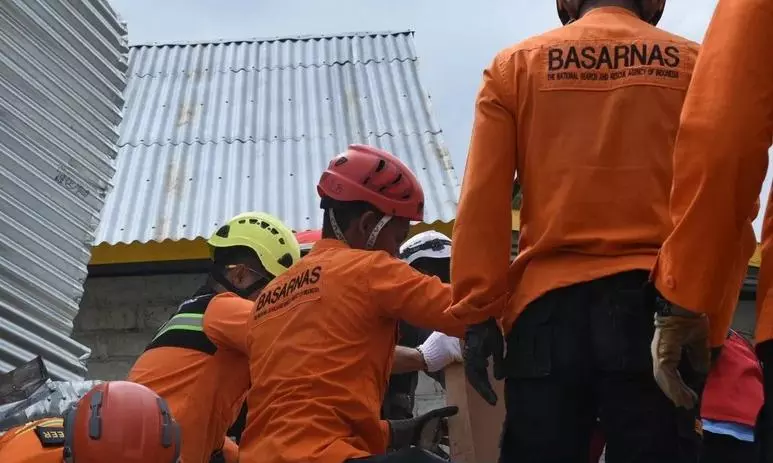 Elderly woman found alive under rubble days after Indonesia quake Elderly woman found alive under rubble days after Indonesia quake