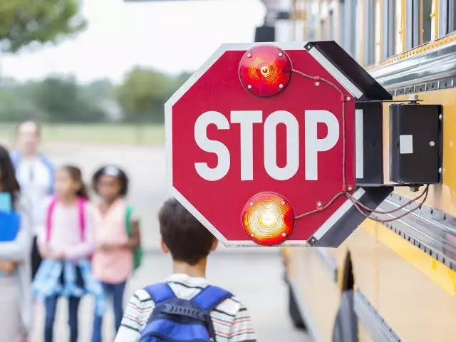Abu Dhabi: AED1,000 fine,10 black points for ignoring school bus stop signs Abu Dhabi: AED1,000 fine,10 black points for ignoring school bus stop signs