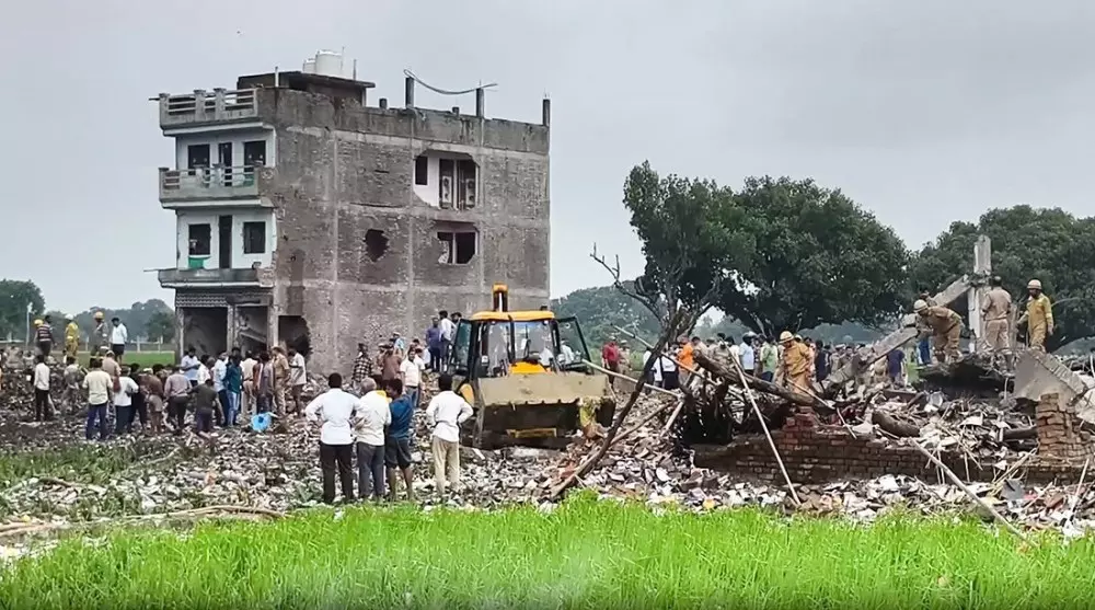 11 killed, 5 injured as blasts rock firecracker unit in UP 11 killed, 5 injured as blasts rock firecracker unit in UP