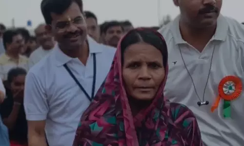 Sari, barefoot: mother runs marathon to fund daughters studies Sari, barefoot: mother runs marathon to fund daughters studies