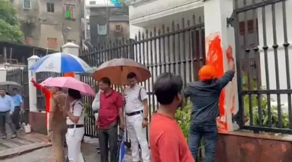 Hindutva workers paint Anandabazar Patrika office saffron amid row Hindutva workers paint Anandabazar Patrika office saffron amid row