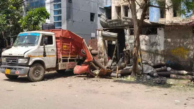Oxygen cylinder explodes in Delhi’s Okhla; 1 killed, several injured Oxygen cylinder explodes in Delhi’s Okhla; 1 killed, several injured