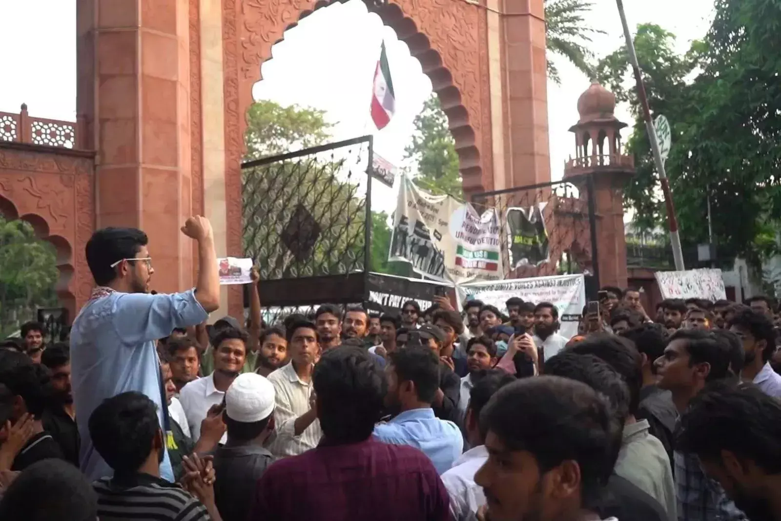 Zee News fined Rs 2 lakh over ‘inflammatory’ coverage of AMU protest Zee News fined Rs 2 lakh over ‘inflammatory’ coverage of AMU protest