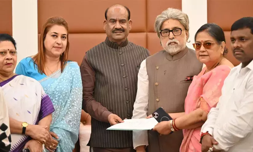 TMC rebellion deepens as 17 rebel MPs set to join BJP in October TMC rebellion deepens as 17 rebel MPs set to join BJP in October