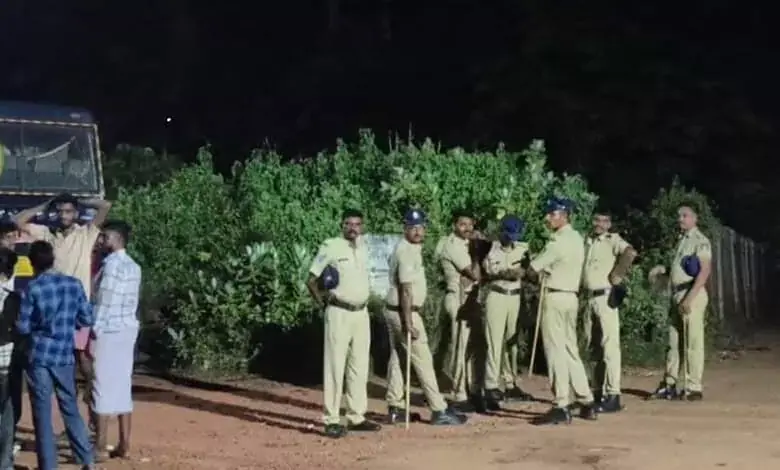 Tension in Karnatakas Bhatkal after stones allegedly hurled at mosque, madrasa Tension in Karnatakas Bhatkal after stones allegedly hurled at mosque, madrasa