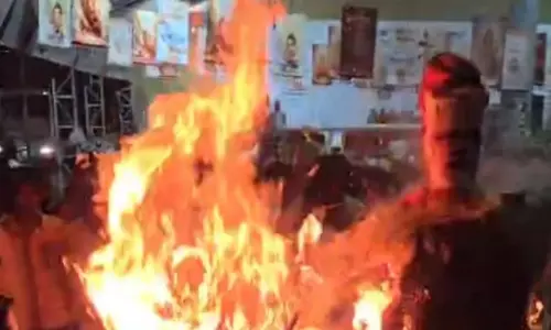 Farmers burn effigies of Modi, Shah on PMs bday; 21 booked Farmers burn effigies of Modi, Shah on PMs bday; 21 booked
