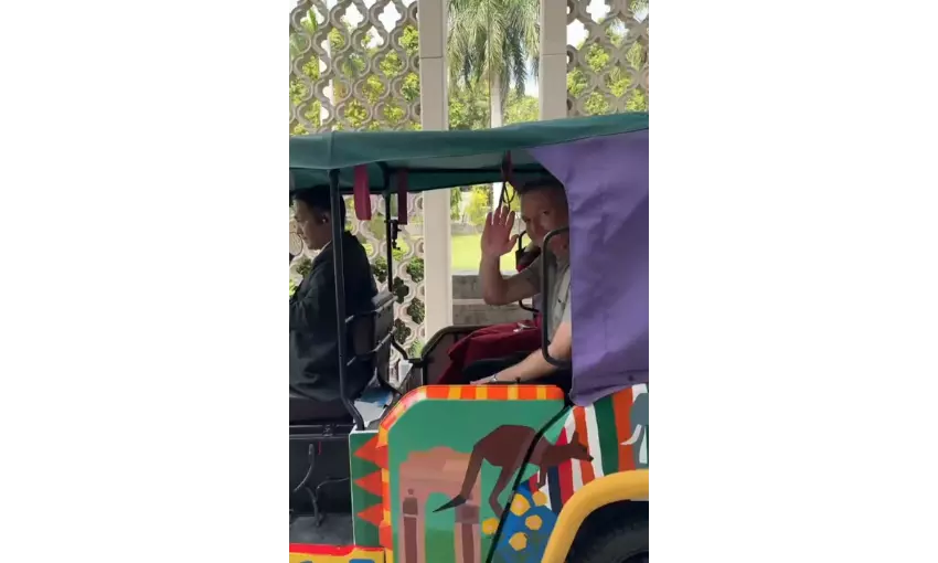 Australian minister takes electric rickshaw ride during Delhi visit Australian minister takes electric rickshaw ride during Delhi visit