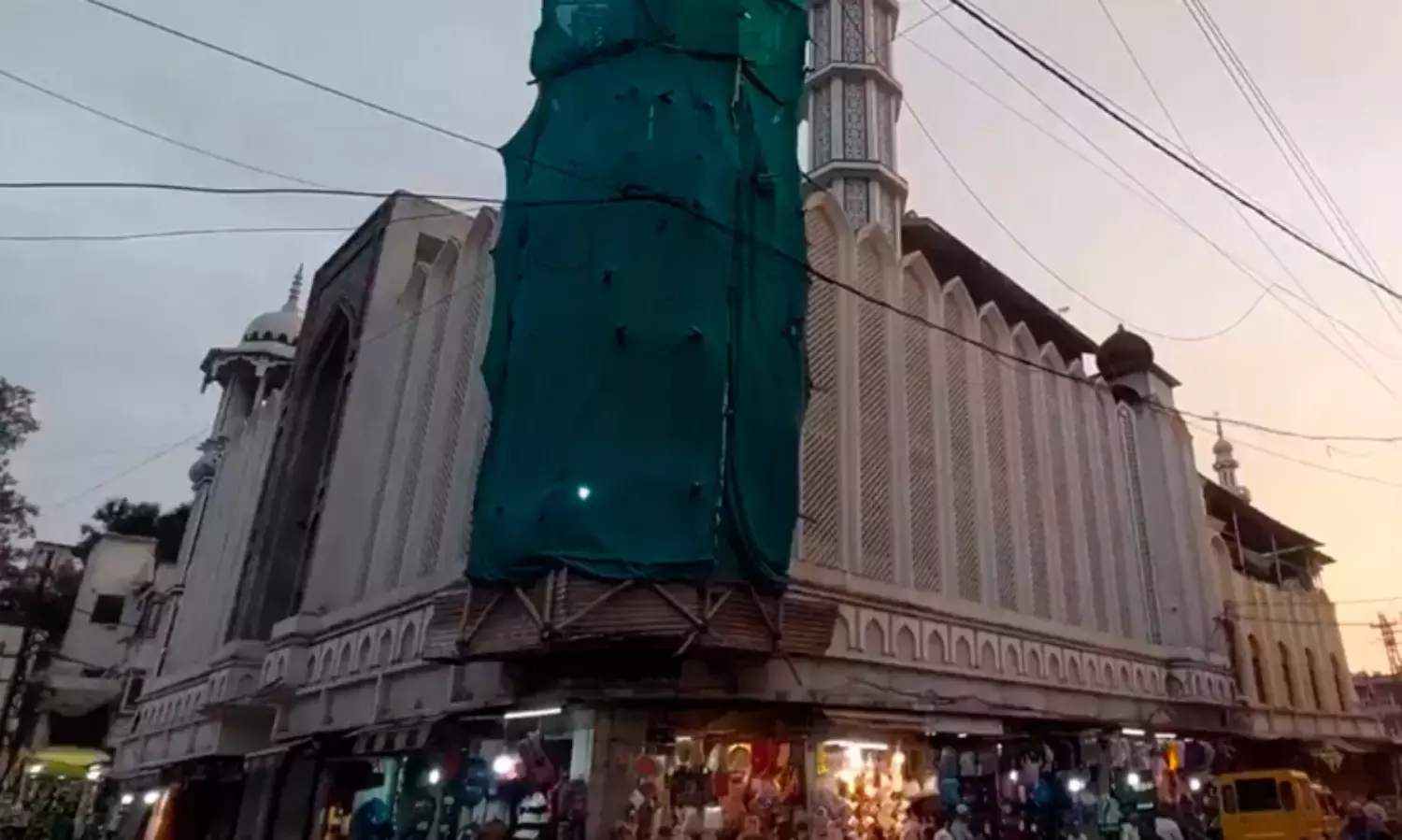 Hundreds of Muslims gather at Ujjain mosque to resist demolition