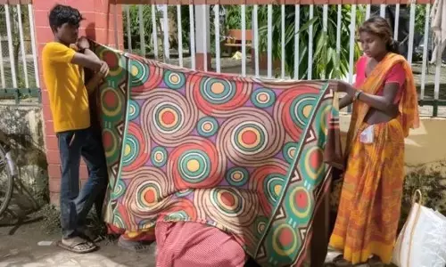 UP: Dalit woman gives birth by roadside, family alleges medical negligence UP: Dalit woman gives birth by roadside, family alleges medical negligence