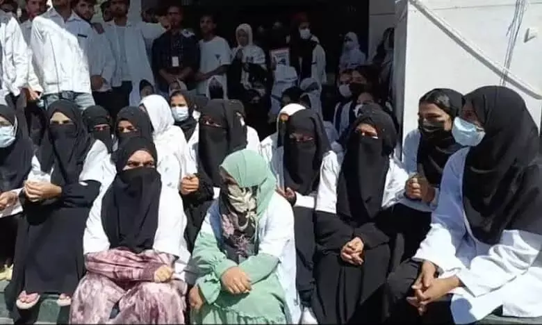 ‘This is a hospital, not an Islamic one’: cop urges objectivity as GMC Doda students protest over burqa row ‘This is a hospital, not an Islamic one’: cop urges objectivity as GMC Doda students protest over burqa row