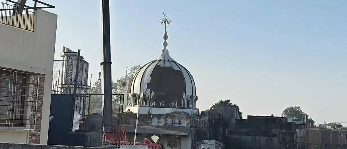 Dome of Ujjain Shahi Masjid damaged during minaret demolition Dome of Ujjain Shahi Masjid damaged during minaret demolition