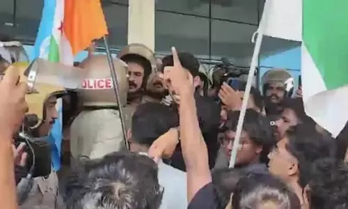 Kasaragod: Students protest RSS leader’s presence at Central University event Kasaragod: Students protest RSS leader’s presence at Central University event